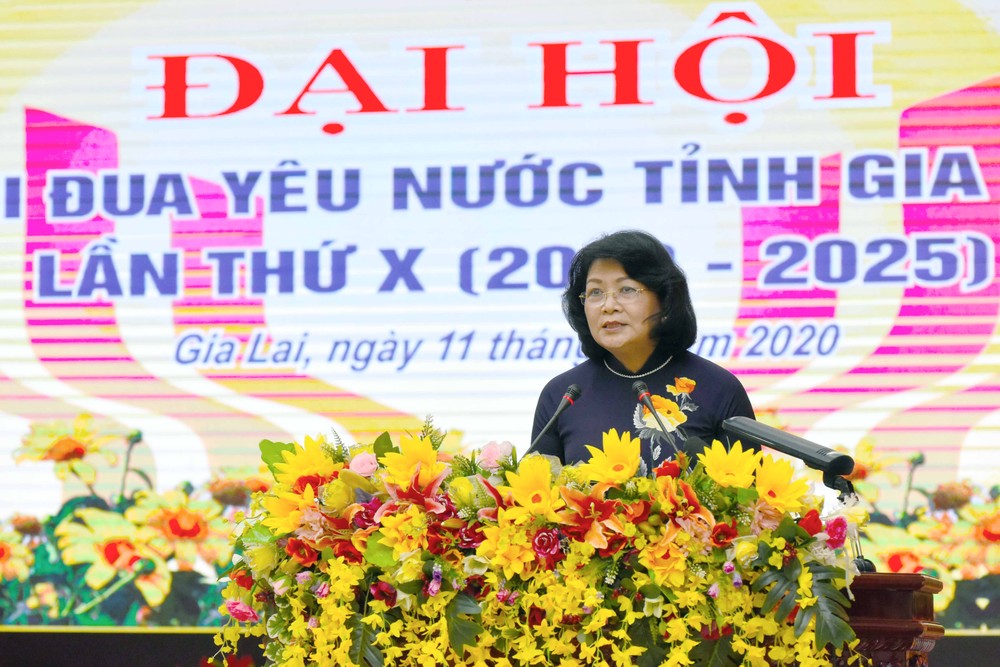 國家副主席鄧氏玉盛。