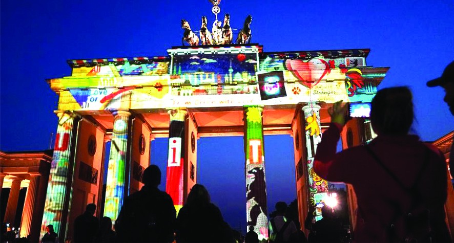 人們在勃蘭登堡門前參觀。