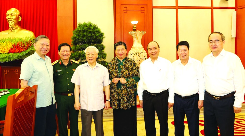  各領導和代表出席會議。