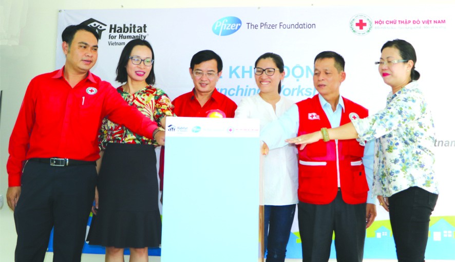 　　各級紅十字會領導及贊助單位代表一起 按燈啟動項目。