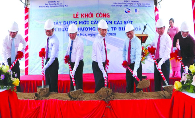 同奈省投建項目管委會昨(2)日在邊和市隆興鄉的2號鄉路舉行環丐敕橋動工架設儀式。