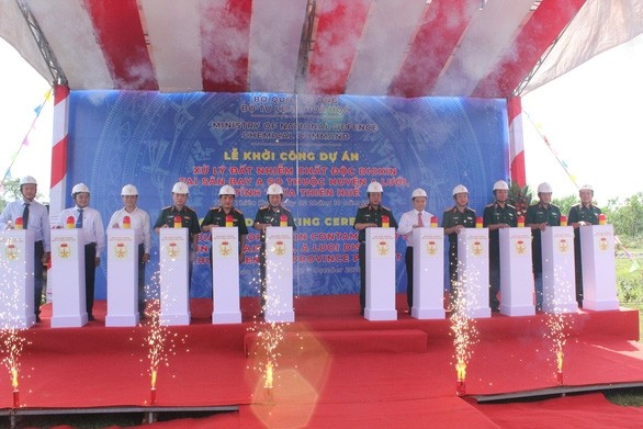 國防部昨(2)日上午在承天-順化省阿網的“阿初”機場為落葉劑污染場地清理項目舉行動工儀式