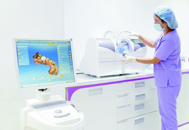 CAD/CAM(Computer Aided Design/Computer Aided Manufacturing）是通過 電腦軟件的設計技術與生產修復瓷齒。