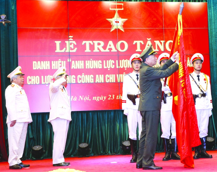 在儀式上，受國家主席委託，蘇霖大將向“支援南方戰場公安力量”頒授 “人民武裝力量英雄”稱號。