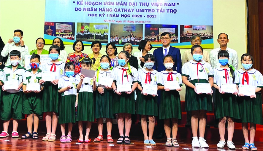 頒贈 800 份助學金予清貧學子