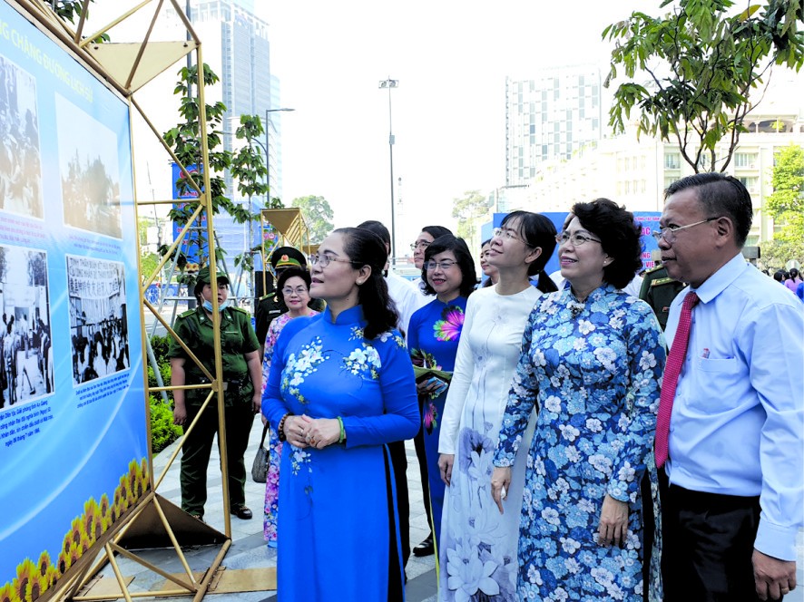 本市各位領導參觀展覽。 