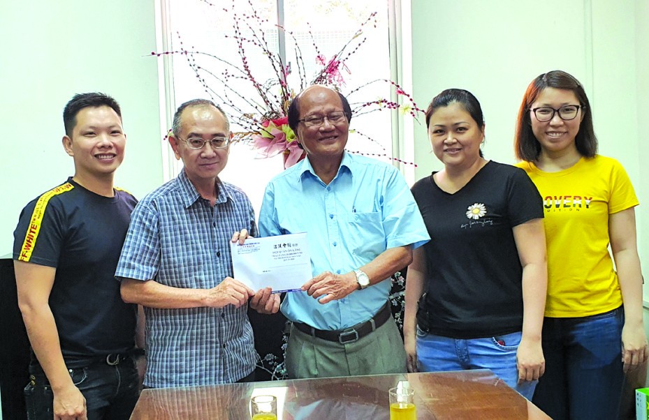 福建溫陵會館(觀音廟)常值副理事長洪世真與各理事於昨(30)日拜訪本報，並將贊助贈報活動的2000萬元交給本報編輯部主任范興。
