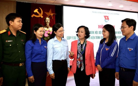 中央民運部長張氏梅與出席向黨大會文件草案提意見的與會年輕專家、知識份子交流。