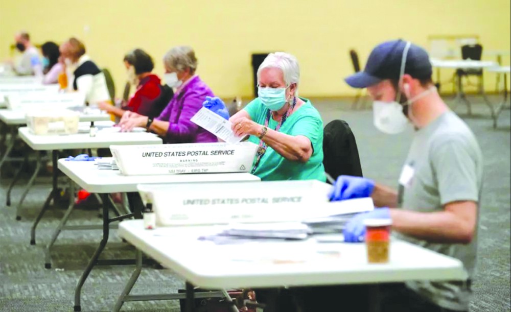 工作人員對郵寄選票進行計數。