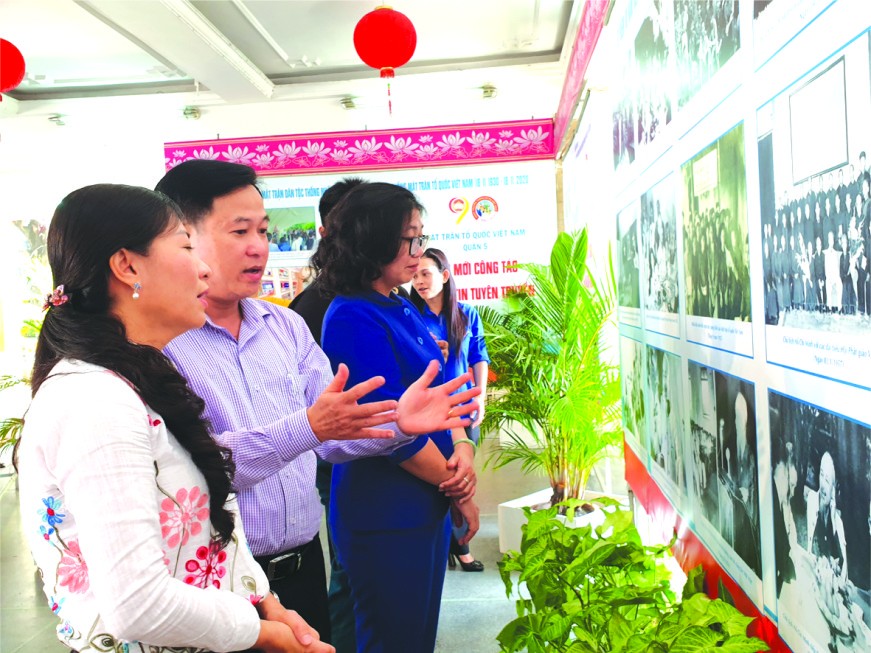 本市與第五郡領導參觀圖片展。