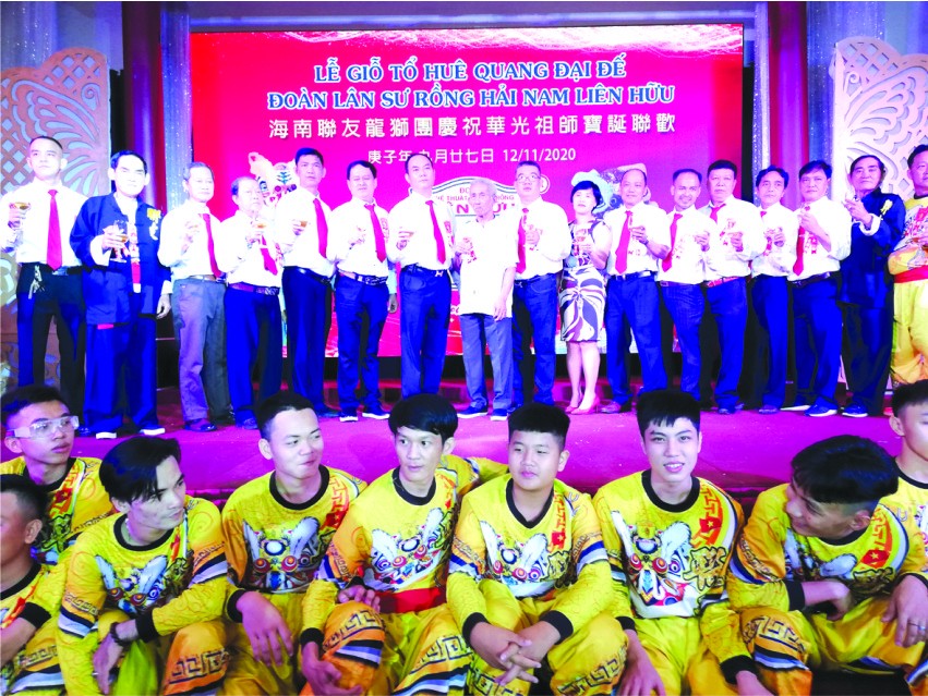 海南聯友龍獅團第卅九屆理事會成員 向來賓致謝。