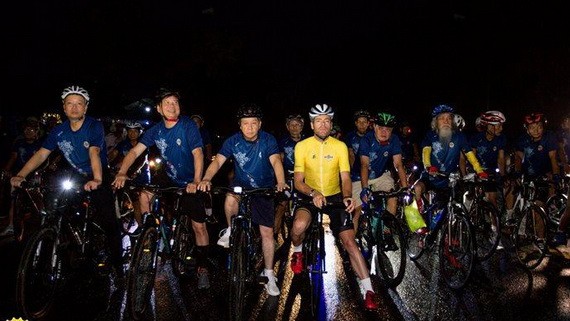 艾文斯(左起四)與越南自行車 運動員交流。