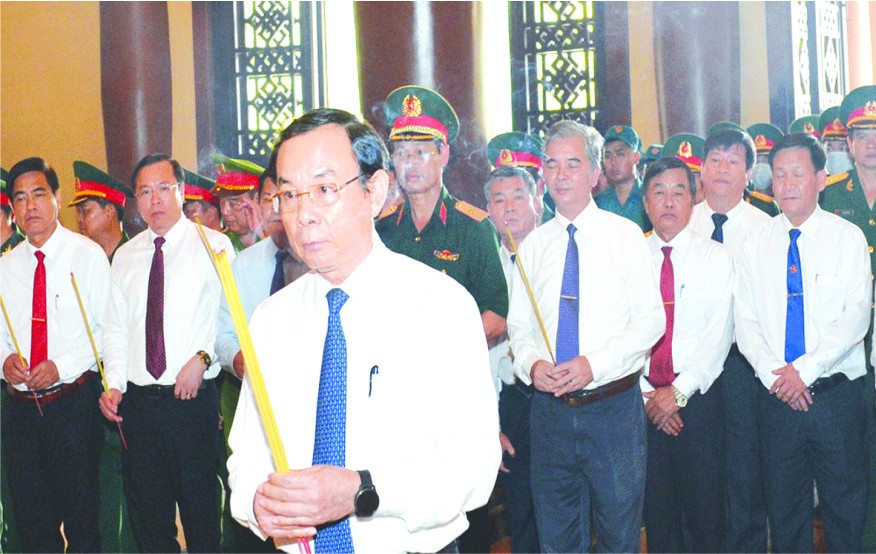 市委書記探望祝賀革命老前輩教師 ảnh 1