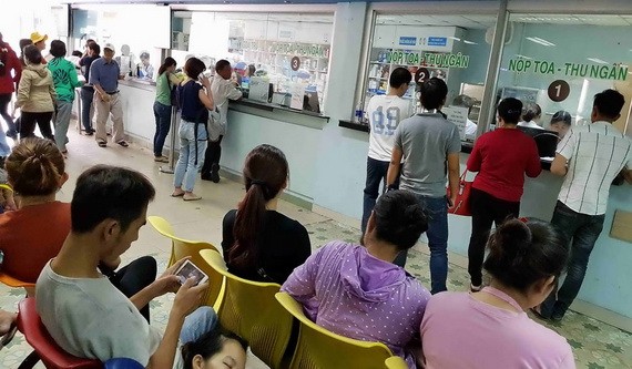 人們在市醫藥大學醫院購買和領取藥物。