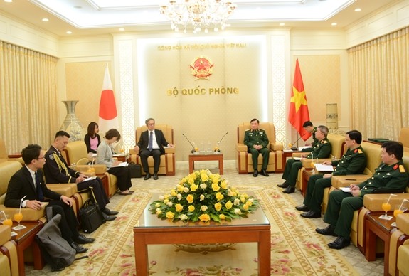 國防部副部長黃春戰上將昨(4)日上午在國防部辦事處接見了日本駐越南特命全權大使山田多喜男。