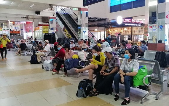 在東區車站，乘客遵守公共場所戴口罩的規定。