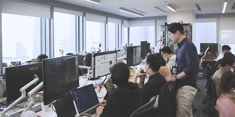 　　林煥枝（站立者）與其公司團隊努力克服困難， 為公司的發展踏出重要一步。