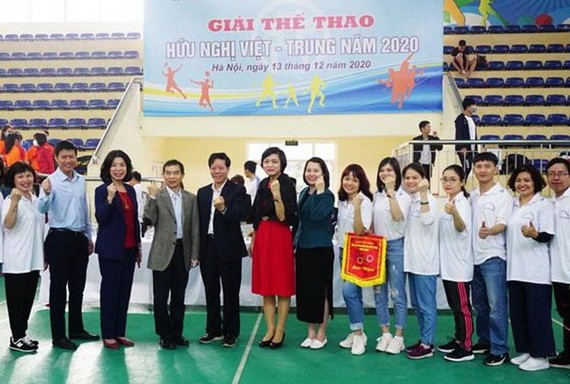 出席代表與運動員合影。