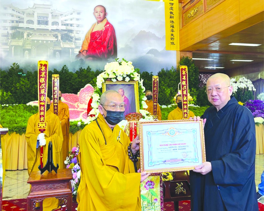 釋了明法師代表恩師接受追封僧階決定書。