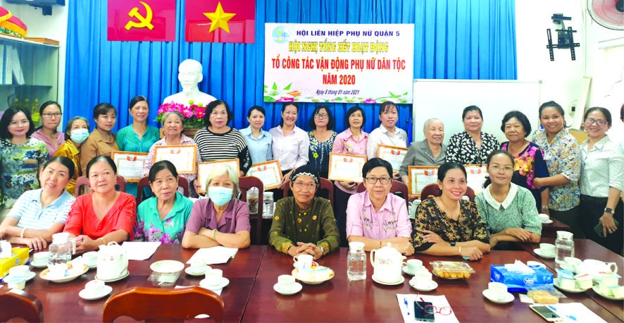 與會代表在會議結束後合影留念。