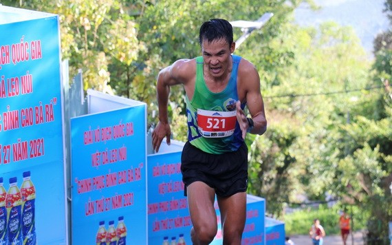 參加越野登山公開賽的運動員。