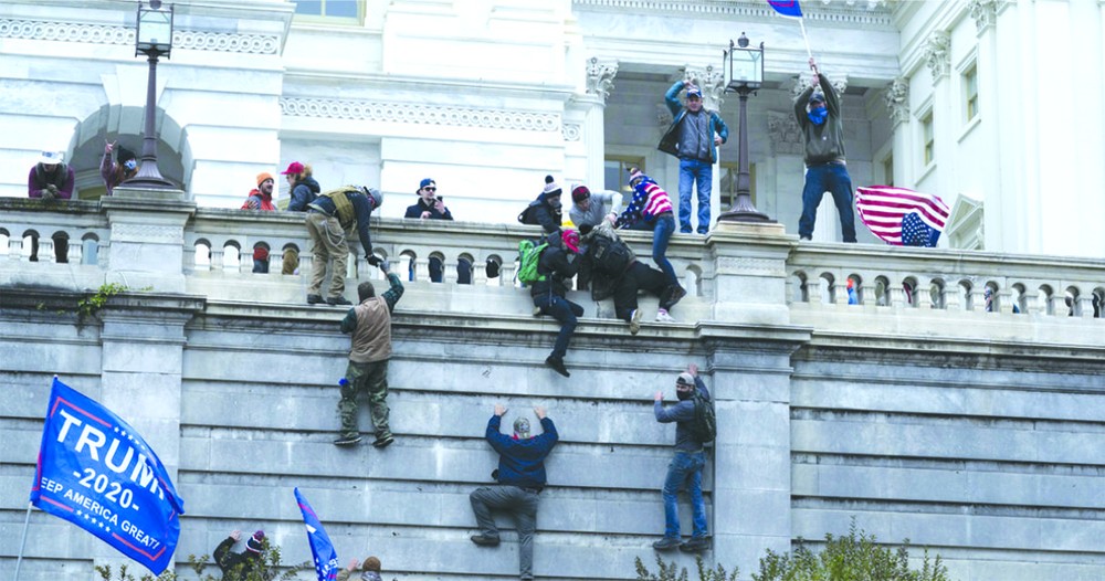 美國總統特朗普的支持者攀牆試圖闖進國會 