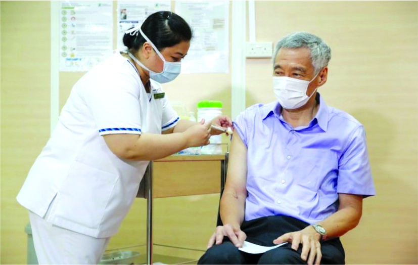 據新加坡《聯合早報》報導，當地時間8日上午10時58分，新加坡總理李顯龍在新加坡中央醫院接種新冠疫苗。