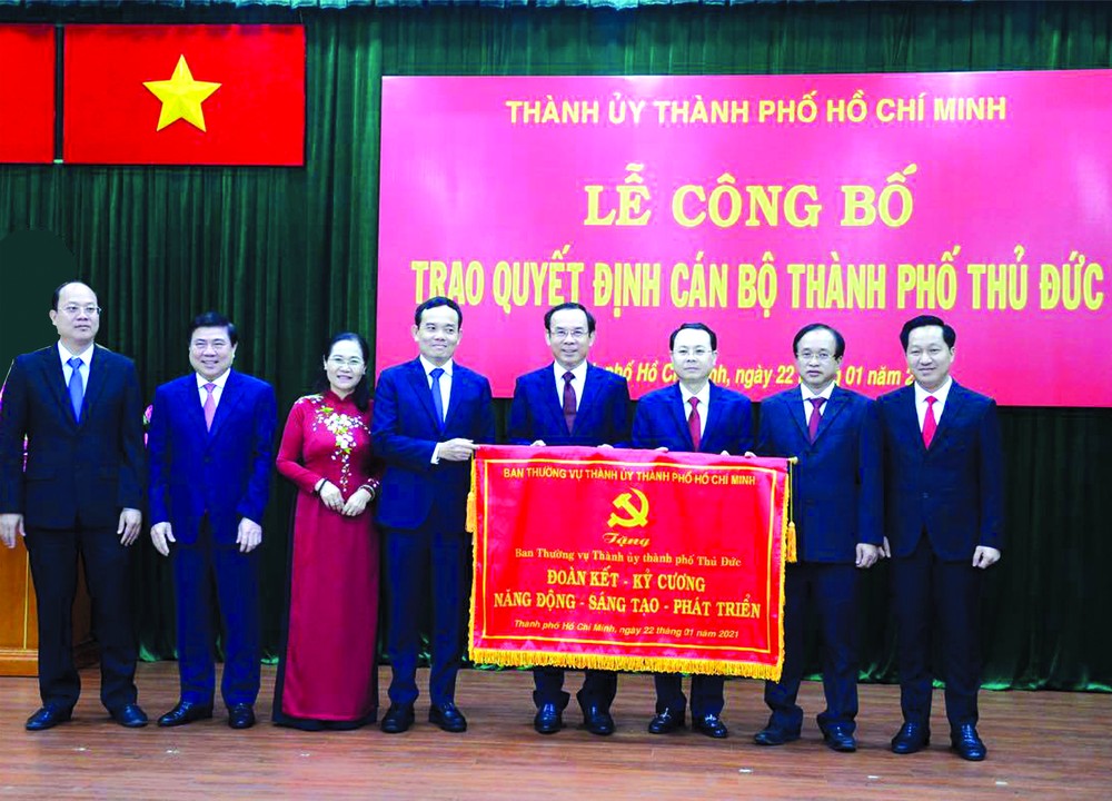 市委常務處向守德市市委常務處頒發錦旗。