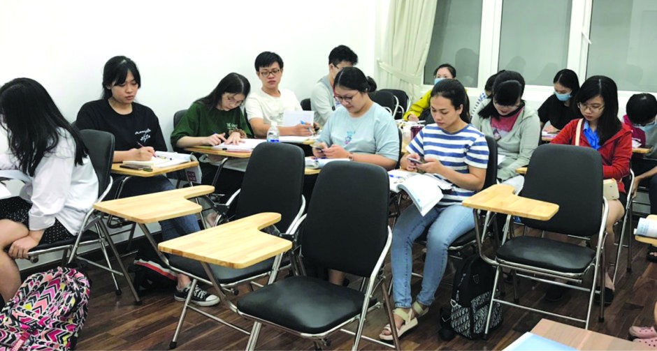 學員在SHZ第五郡阮廌分校新址上課。