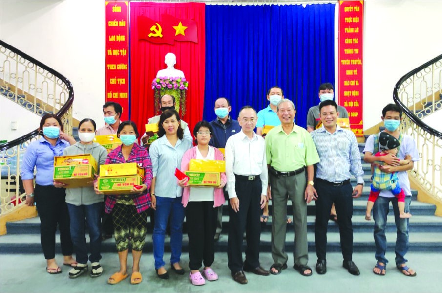 楊順龍先生(右三)與報社領導同受惠者合影。