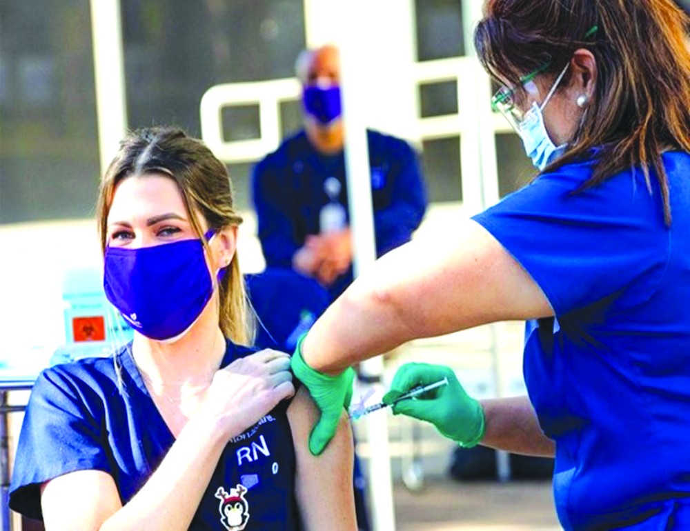 美國醫護人員接種疫苗。