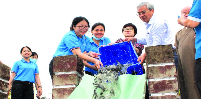 第五郡諸位領導參加魚苗放生活動。