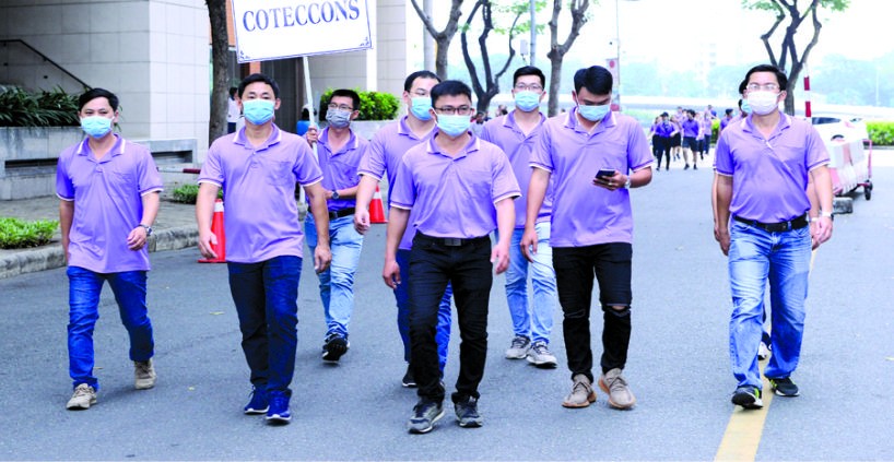 參與徒步活動人士遵守市衛生廳頒行保持距離的規定。