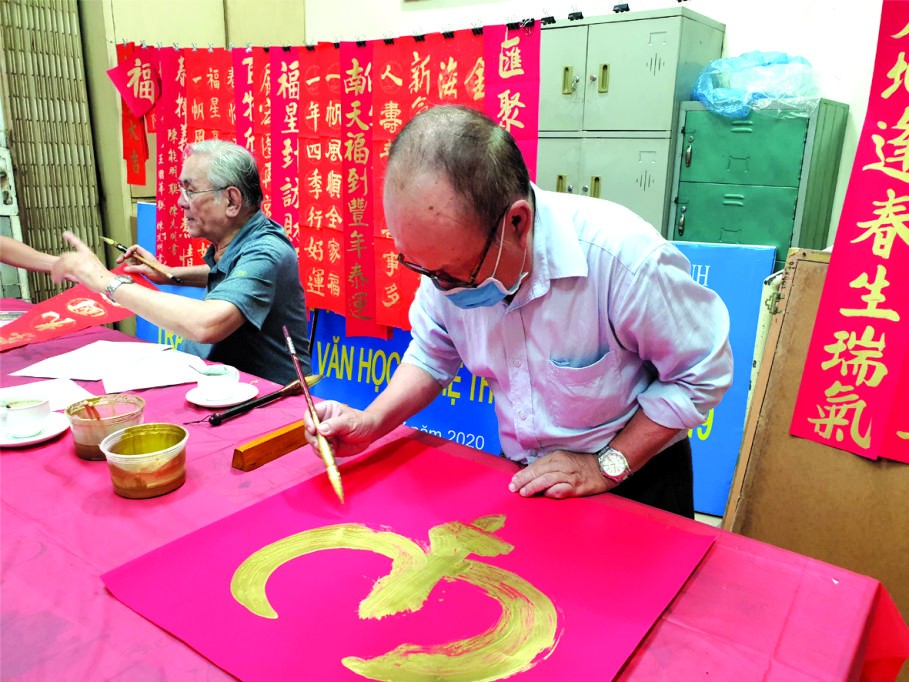 　　人民藝人張路書畫家與各書法家 為慈善揮春活動作好準備。