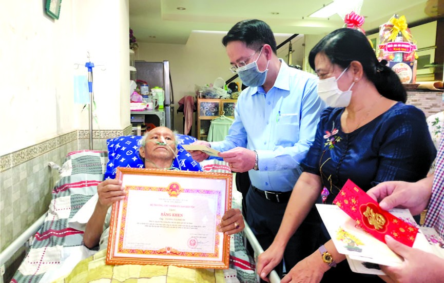 本市代表團探望華人退休幹部王再福。