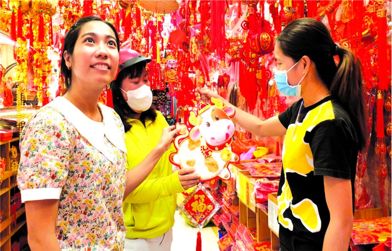 消費者前往選購應節品。