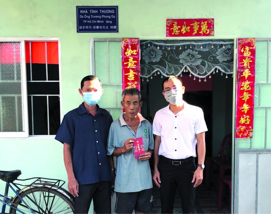 　　胡永年(右一)與當地政府領導代表 張豐裕先生移交溫情屋。