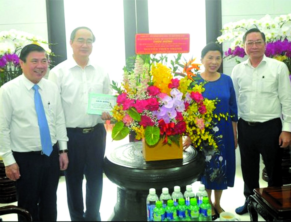 市人委會主席阮成鋒探望阮善成教授、人民醫生家屬。