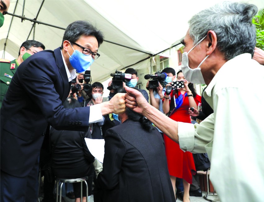 政府副總理武德膽慰問志願者。