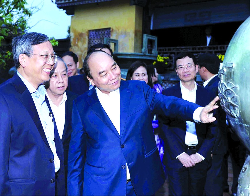 阮春福總理參觀承天-順化古都的文化遺跡。