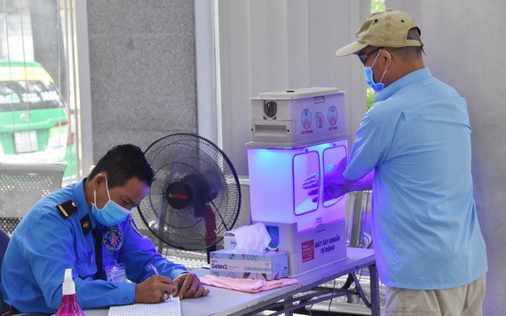 雖然有了疫苗，但仍要遵守戴口罩、消毒以防疫的原則。 