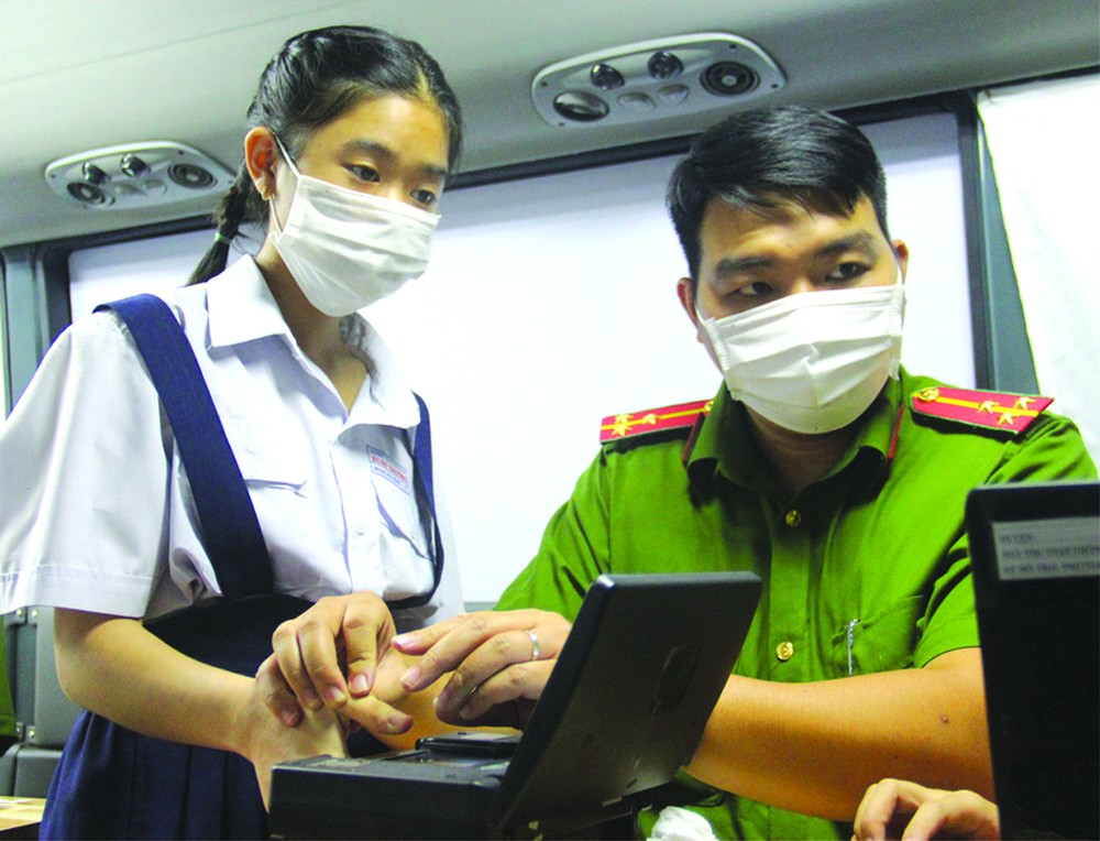 公安為滿１４歲青少年辦理芯片公民身份證。