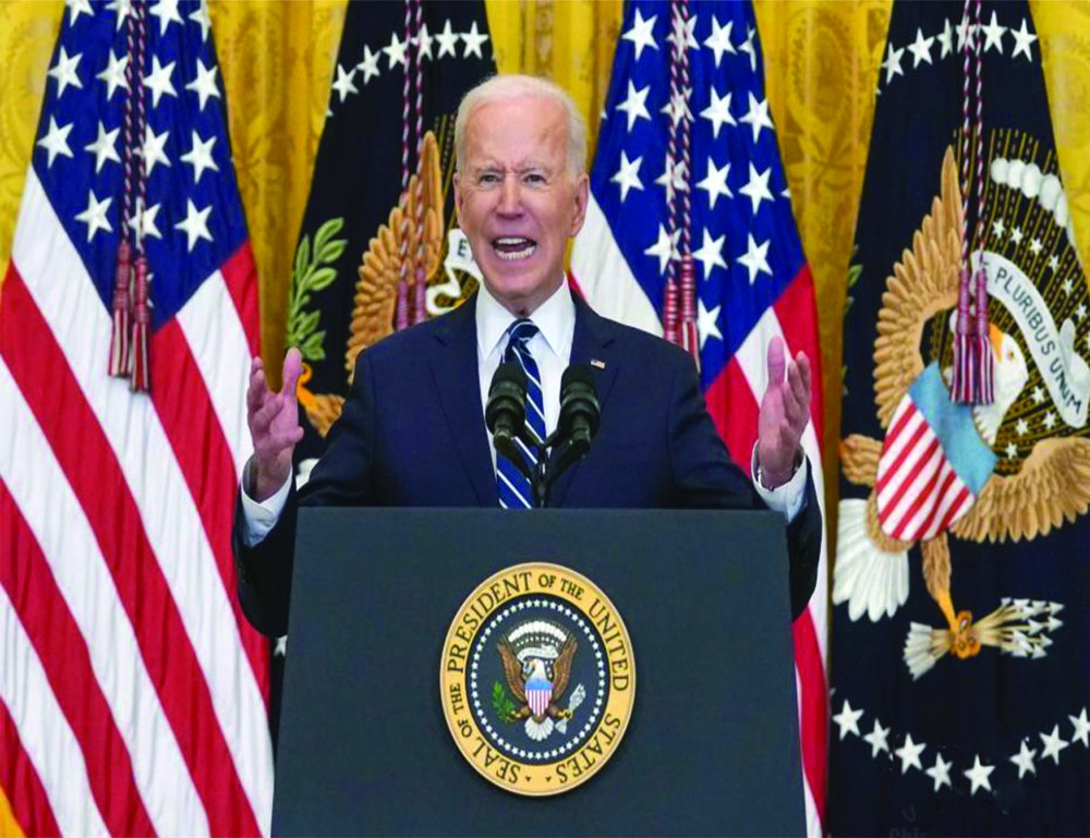 拜登在首場正式新聞記者會上講話。