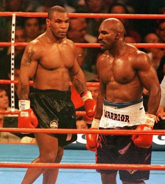 泰森(左)與霍利菲爾德。