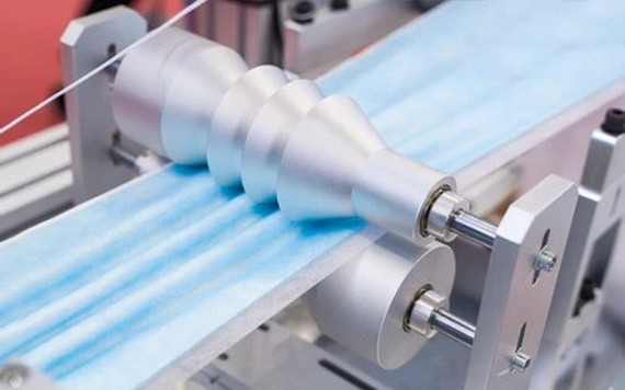 　　疫情下訂單減少，台灣紡織業者 生產迎合消費者對有關產品的需求， 為產業復甦與重建鋪路。