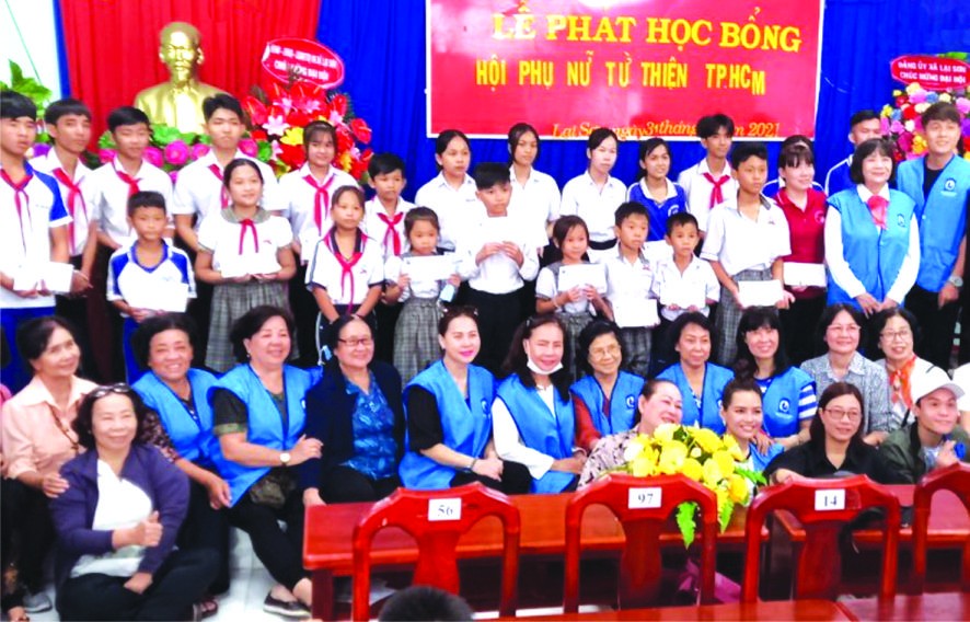 值慶祝本市各級婦女代表大會，同時協助偏遠區貧困少兒上學，於3月30日至4月1 日，在市慈善婦女會主席阮氏惠的帶領下，該會組團前往前江省堅海縣南遊島鄉頒發獎助學金。