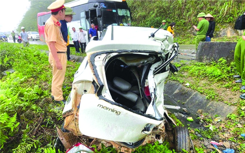 汽車與客車相撞致２人死亡