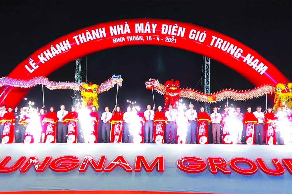 中南集團昨(16)日同各部委機關和寧順省領導為順北縣的風力發電廠舉辦落成儀式。