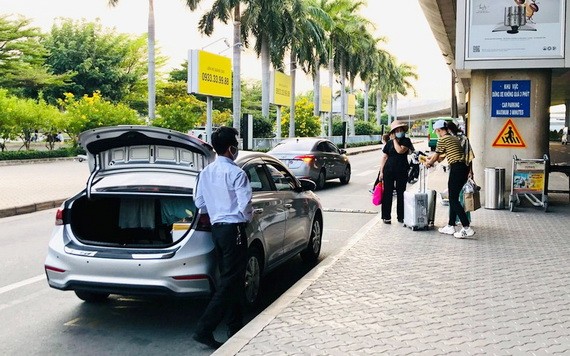 乘客在新山一機場國際航站樓B車道搭乘網約車。 
