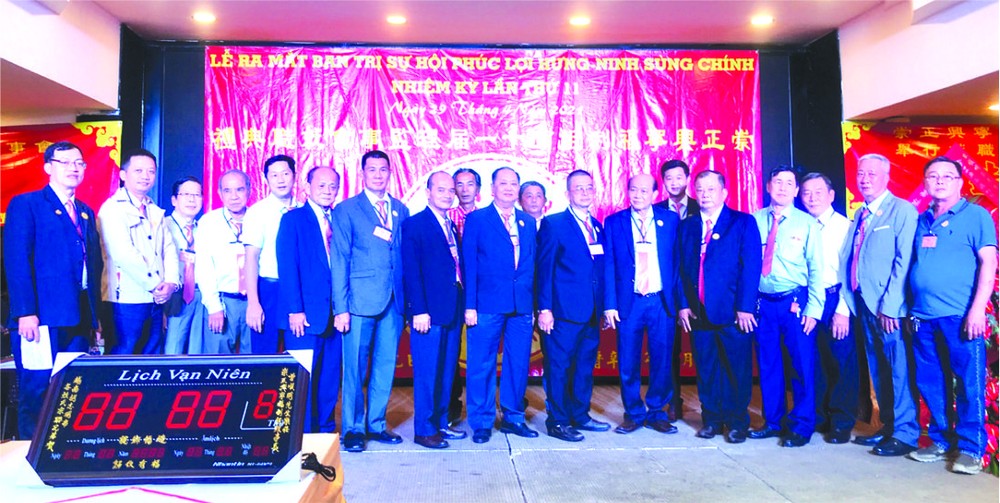 第十一屆理監事成員登台 向來賓行禮致謝。